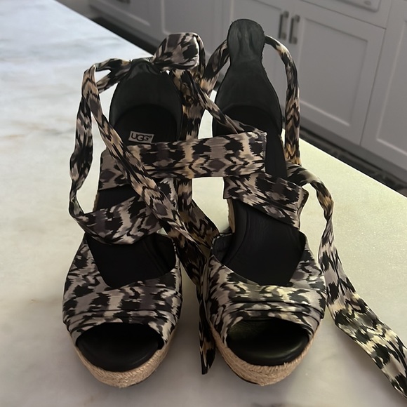 Ugg Lucianna Wedge Espadrille .  Ankle tie  Sandals - Picture 6 of 7